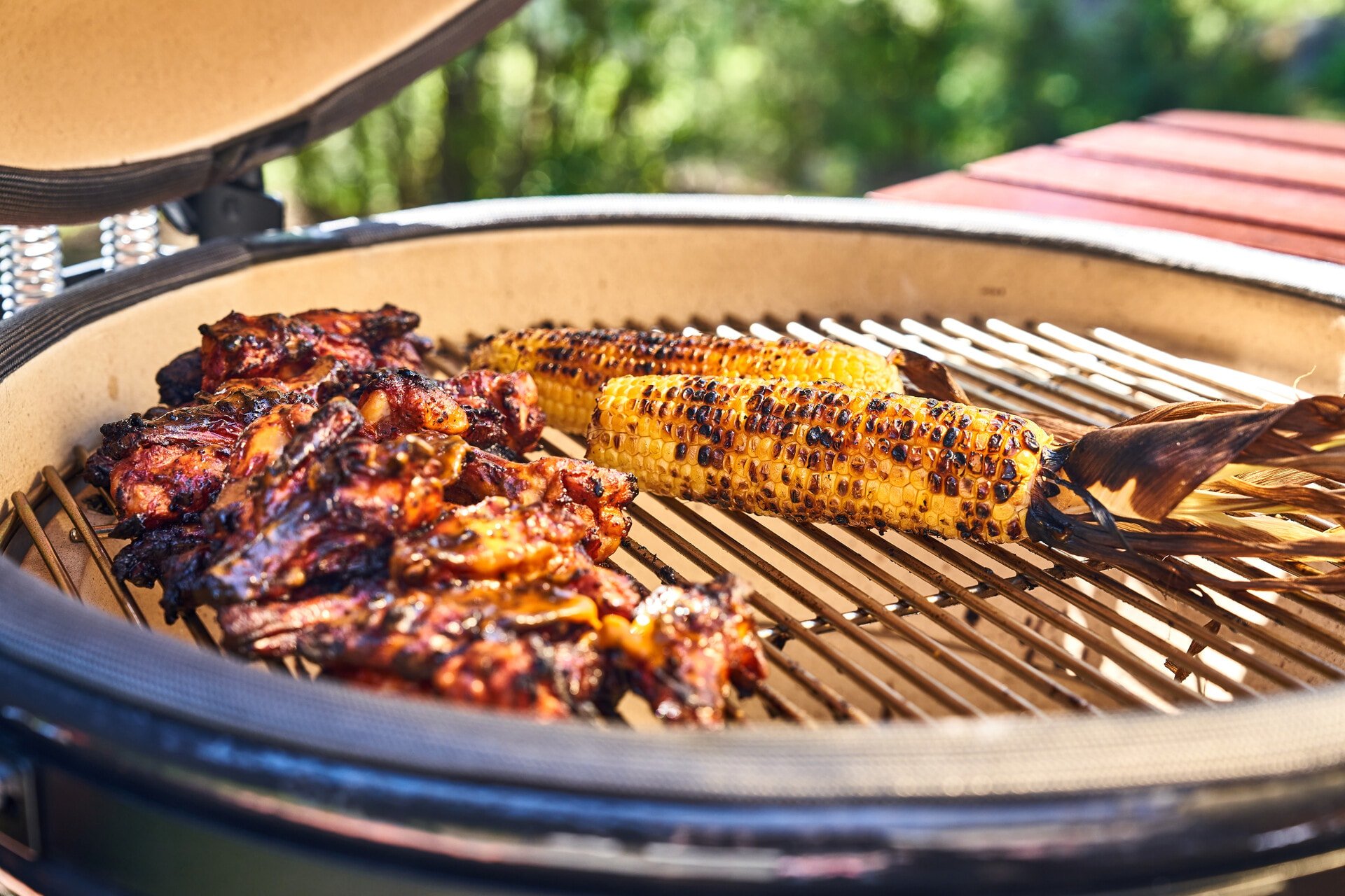 kamadossa grillattuja kanansiipiä ja maissia