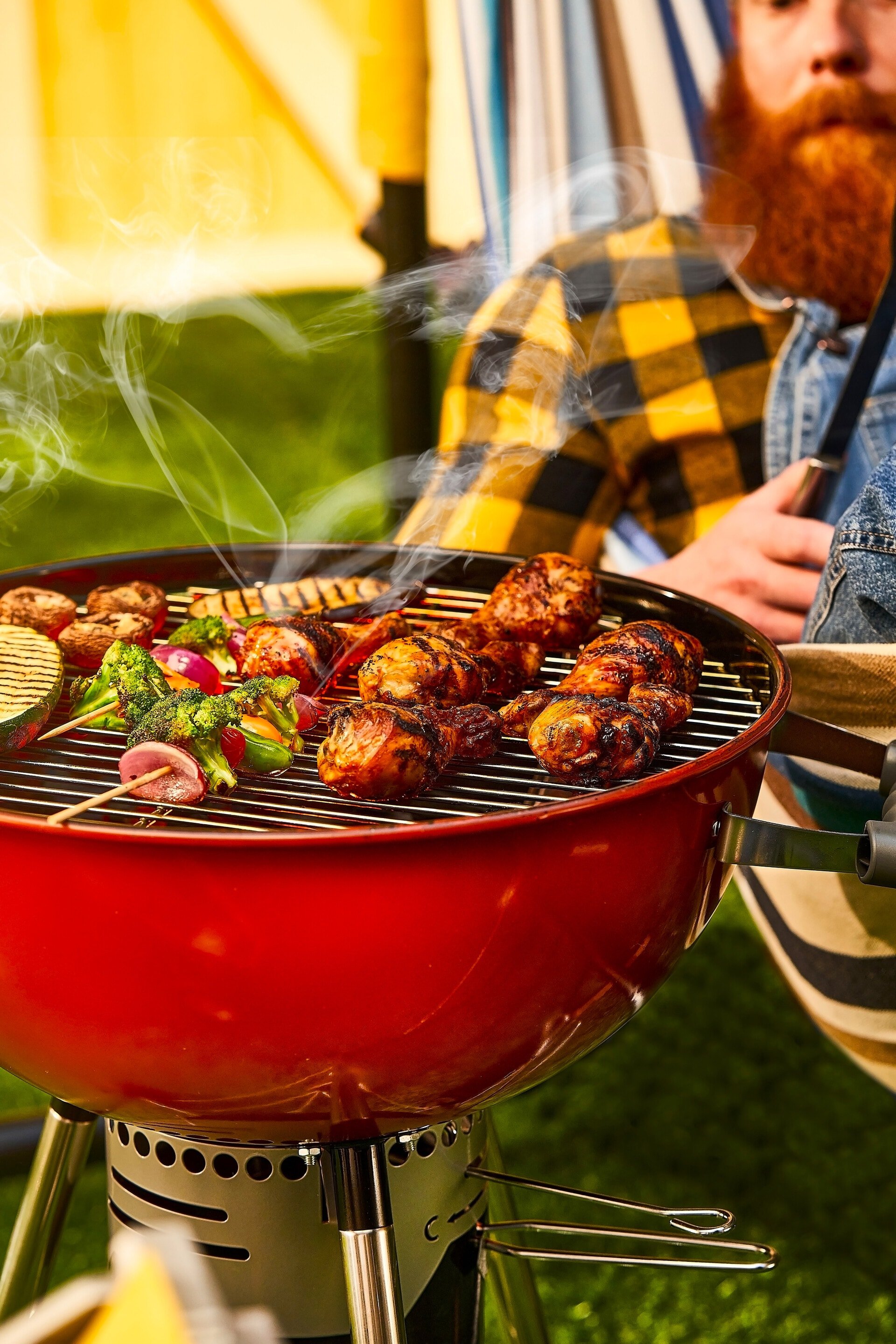 kanansiipien ja vihannevartaiden grillausta pallogrillissä