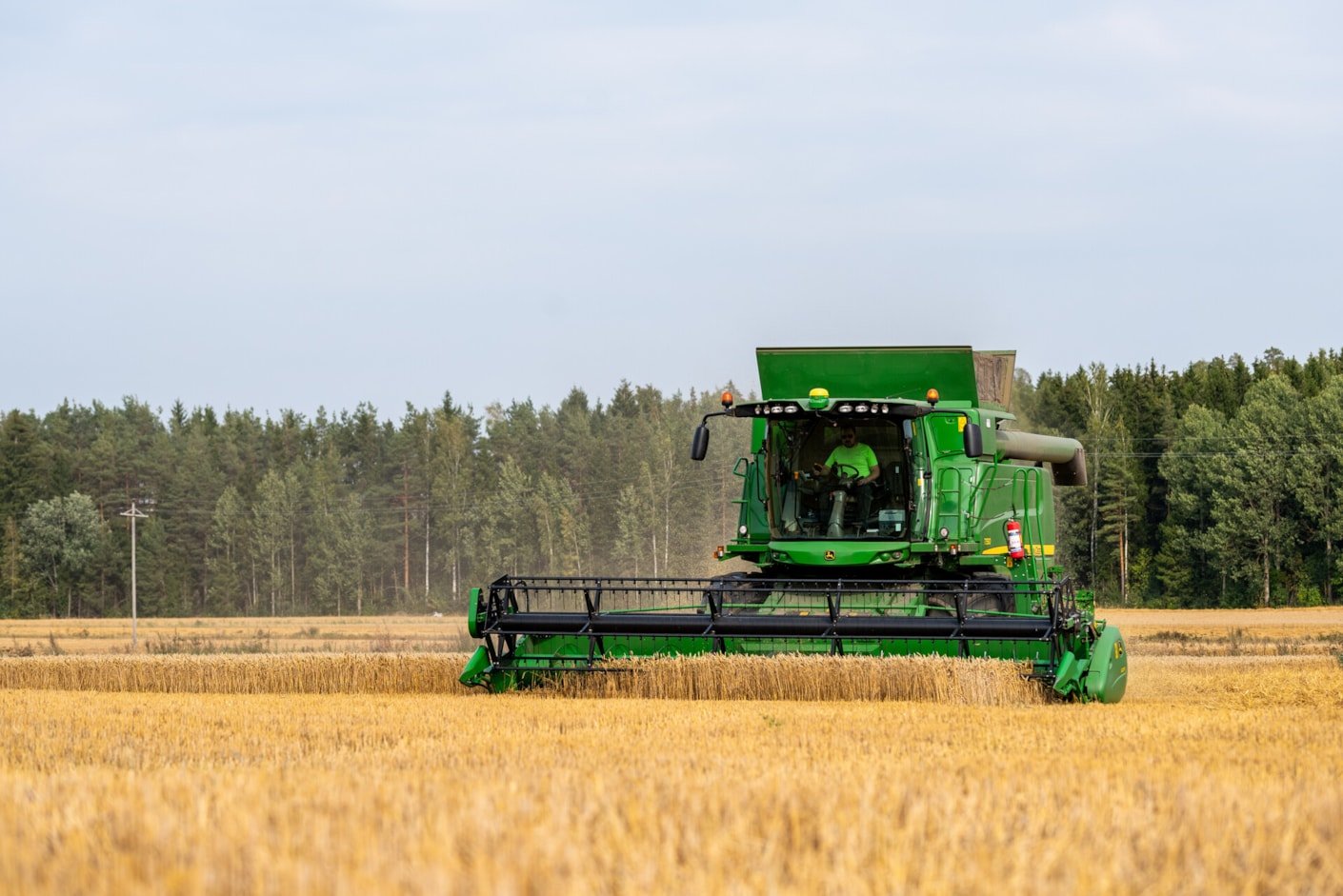 Kariniemen kotitila Anttilan tila kylvökone pellolla