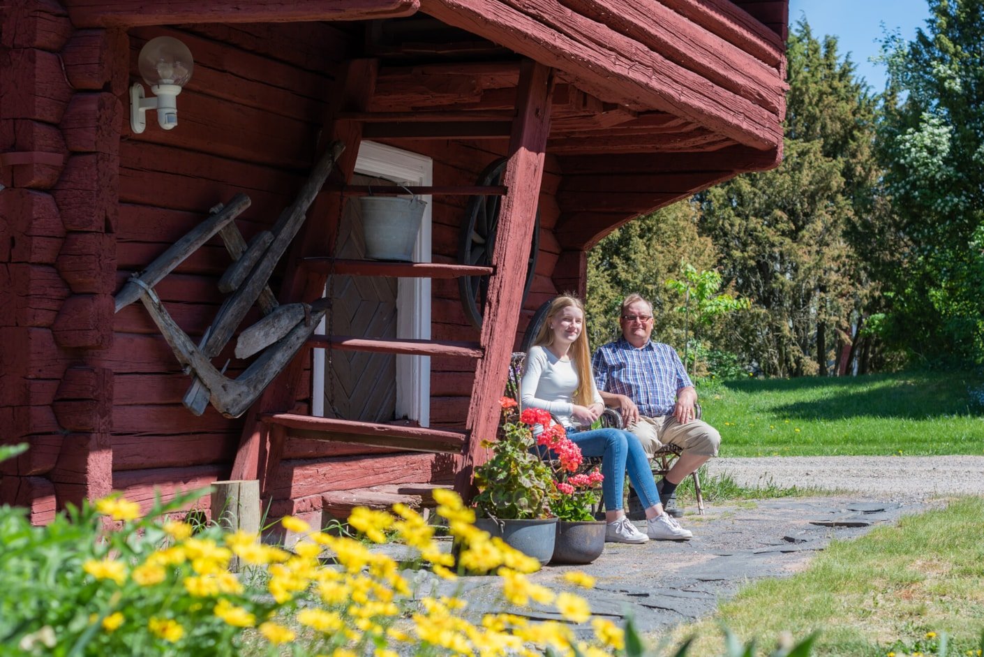 Kariniemen kotitila Iso-Kössin tila nainen mies aitta