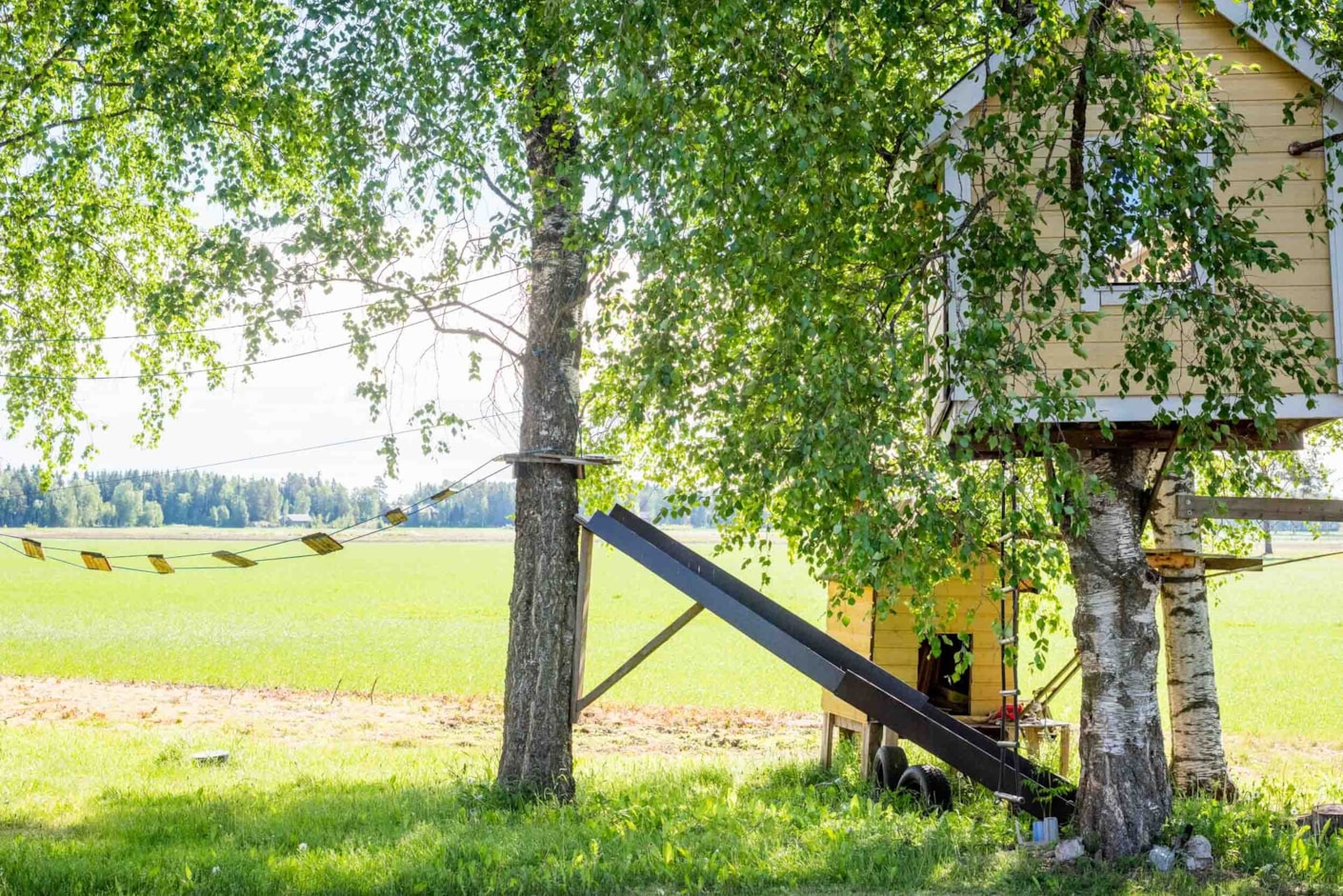 Kariniemen kotitila Korkeaoja-Nurmon tila leikkimökki puussa