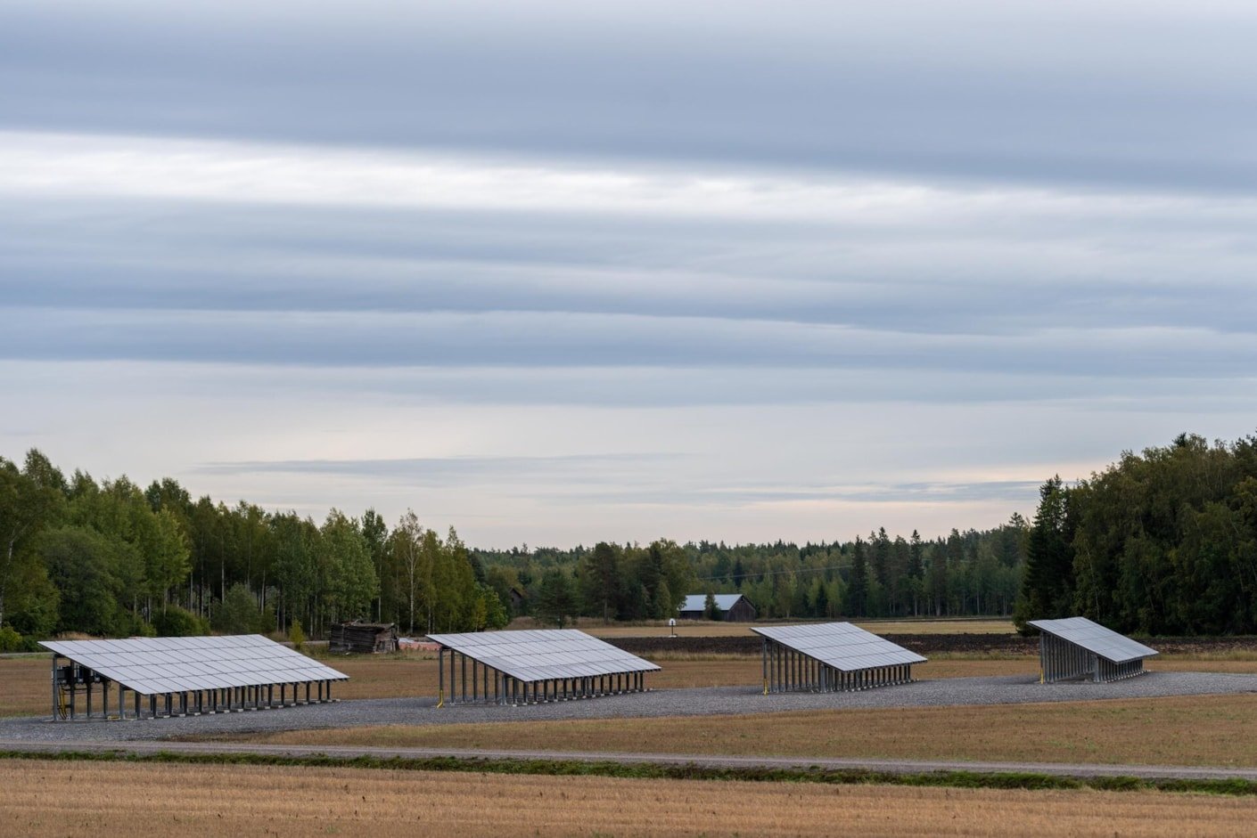 Kariniemen kotitila Sarkainsuon tila aurinkopaneelit pellolla