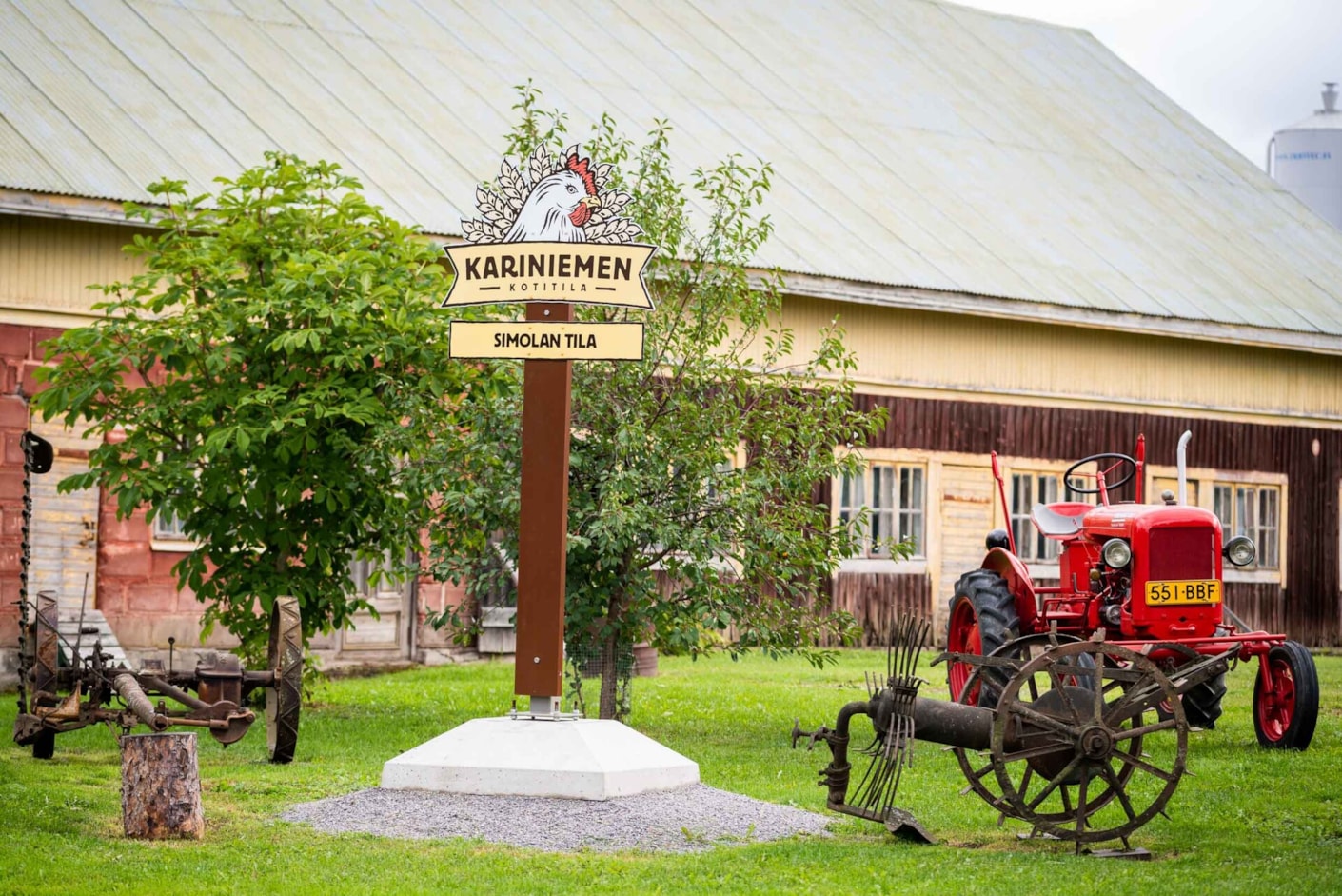 Kariniemen kotitila Simolan tila kyltti pihalla