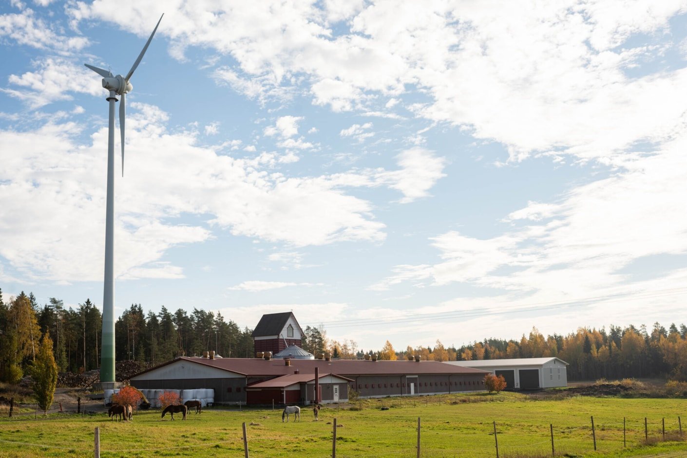 Kariniemen kotitila Vuorenpään tila tuulivoimala pihalla