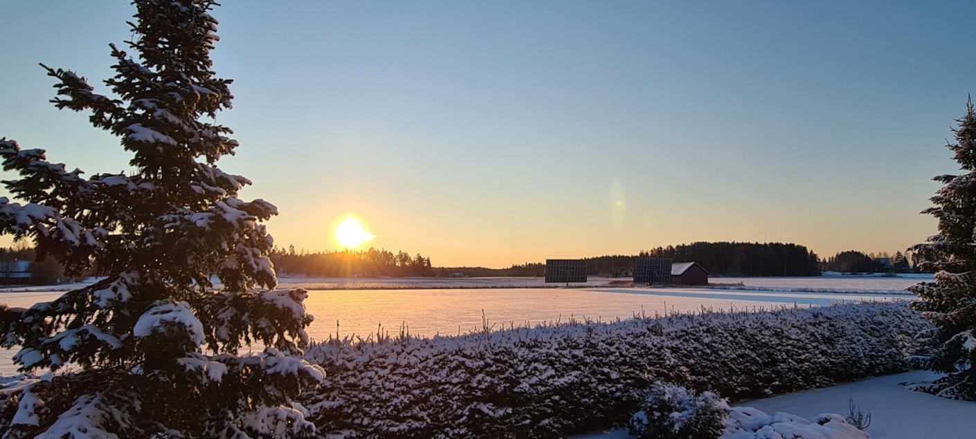 Kariniemen Kiiskin tila talvinen aamunsarastus