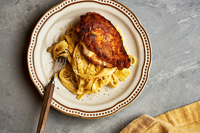 Paistettua kananpoikaa ja pastaa cacio e pepe